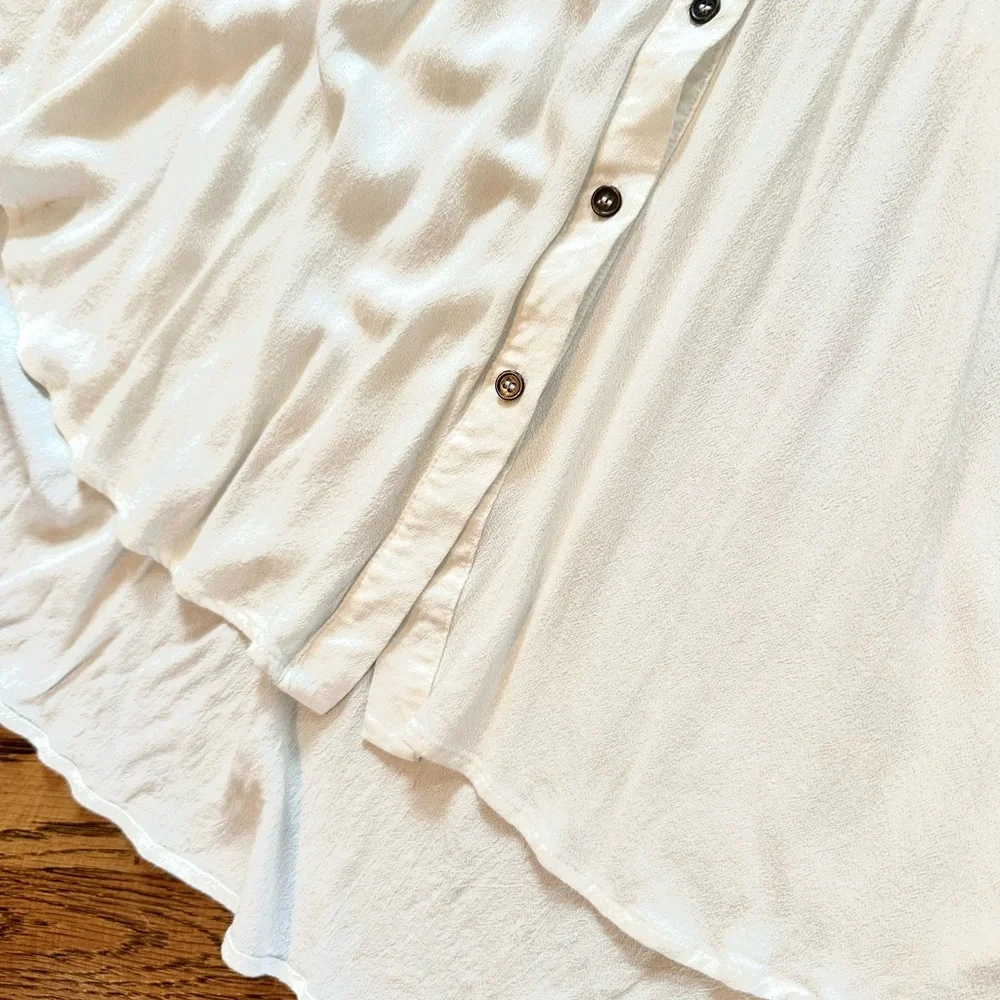 Anthro! Elegant White Button-Up Women's Top - Picture 4 of 5